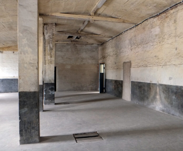Aus der Zeit des Stalag 326 (VI K) Senne gibt es heute noch insgesamt drei Gebäude. Dazu gehört das Bad- u. Desinfektionsgebäude, das umgangssprachlich als „Entlausung“ bezeichnet wird. Auf dem Foto ist der damalige Entkleidungsraum zu sehen.
