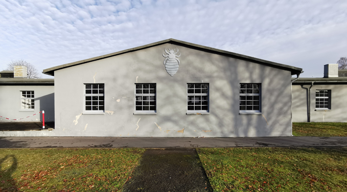 Aus der Zeit des Stalag 326 (VI K) Senne gibt es heute noch insgesamt drei Gebäude. Dazu gehört das Bad- u. Desinfektionsgebäude, das umgangssprachlich als „Entlausung“ bezeichnet wird. Auf dem Foto ist der damalige Entkleidungsraum zu sehen. Foto Oliver Nickel 2023
