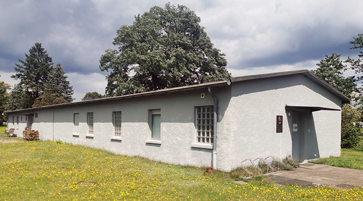 Seit 1996 befindet sich in der ehemaligen Arrestbaracke des Stalag 326 (VI K) Senne die Gedenkstätte.